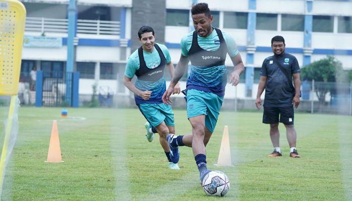 Galeri Foto Latihan Persib di Stadion Sidolig Hari Ini, Robert Ingin Jaga Kualitas Lapangan